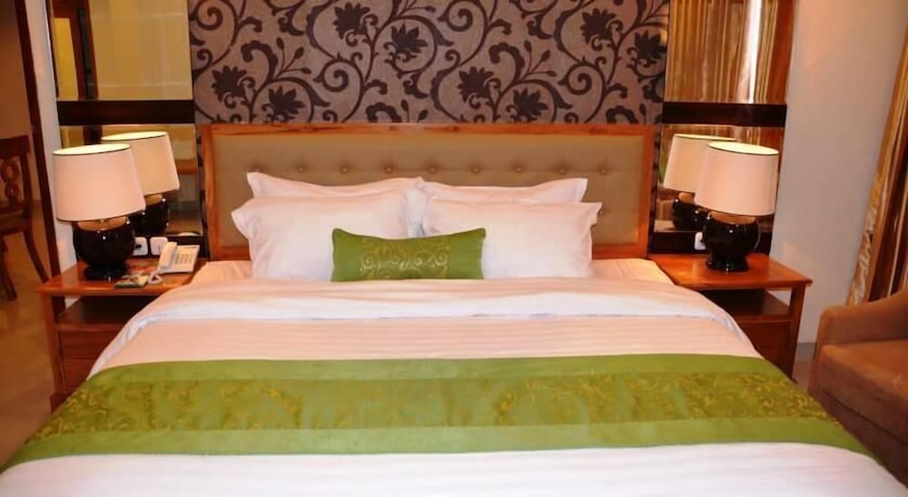 Hotel Gran Surya 7/17