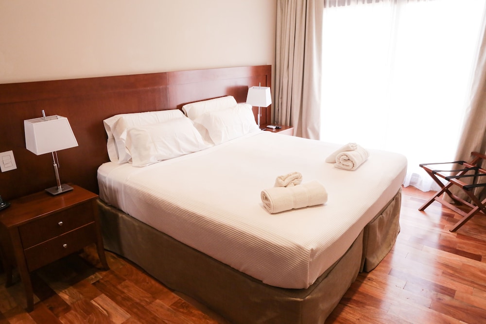 Howard Johnson by Wyndham Escobar Hotel 27/40