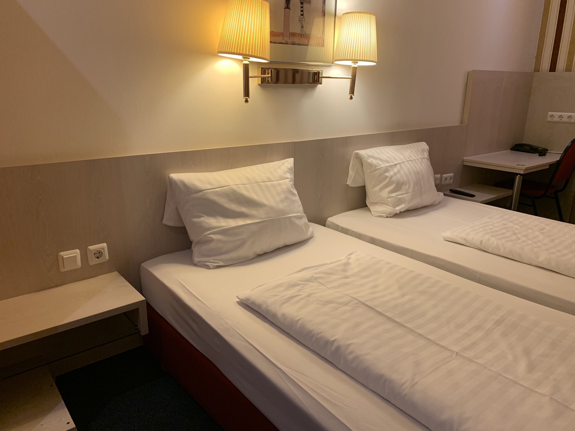 ROOM, DOUBLE BED