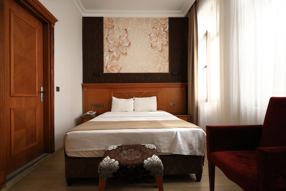 ROOM, DOUBLE BED
