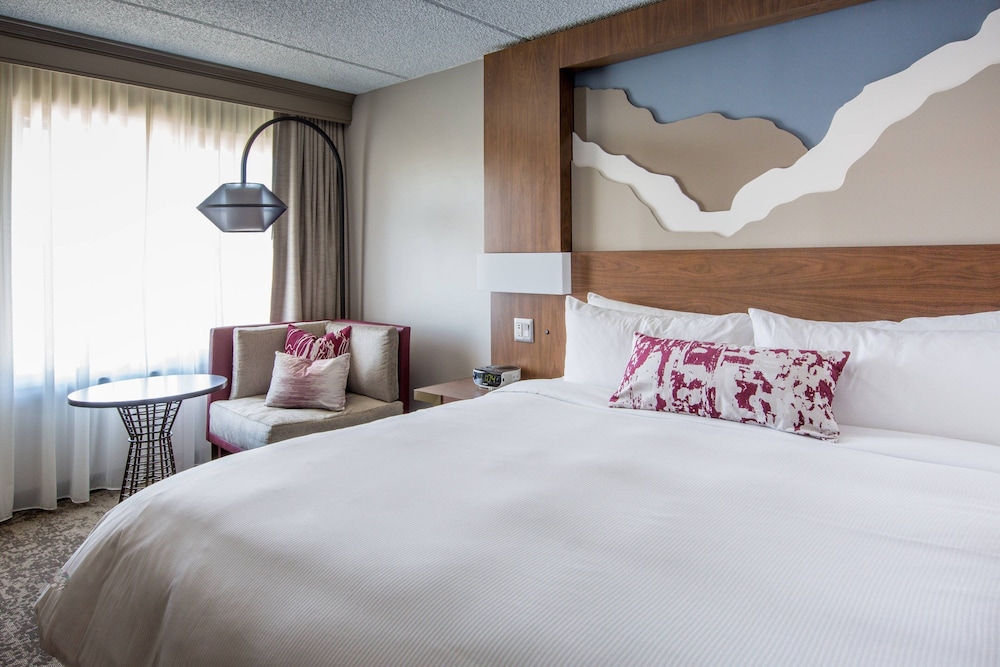 ROOM, KING BED