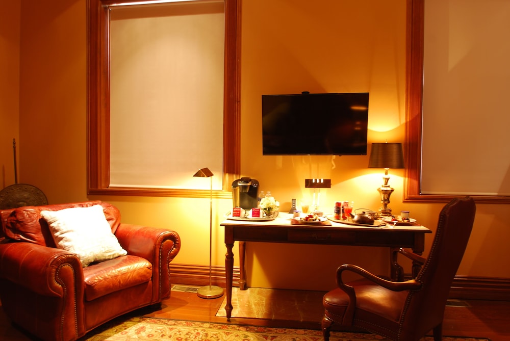 Grand Center Inn 27/37