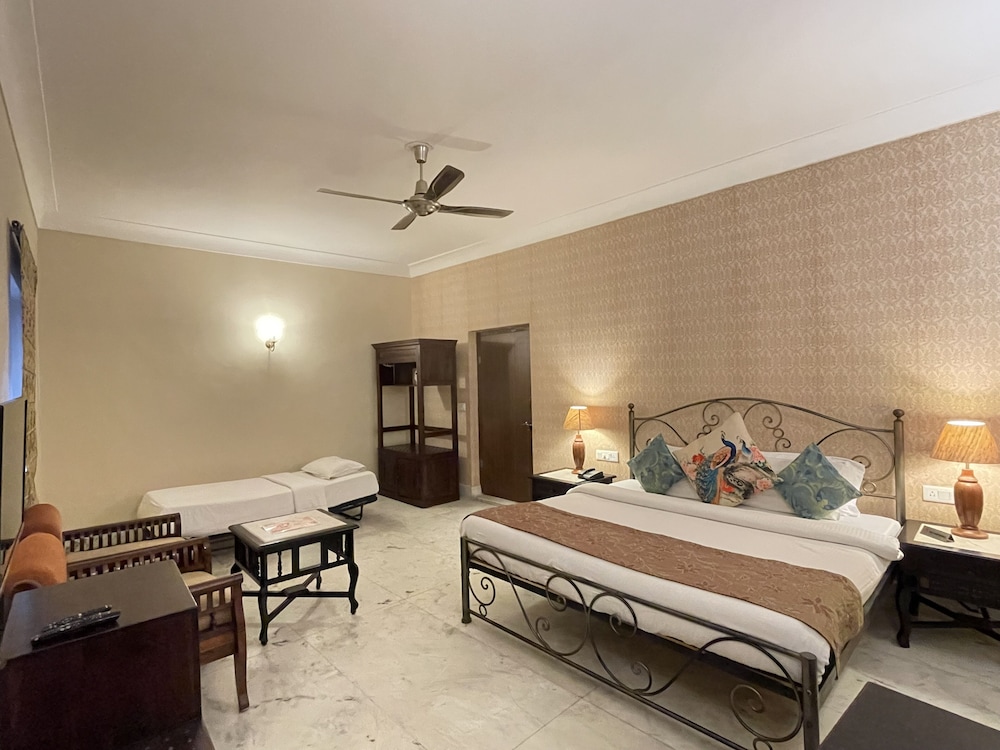 DELUXE, TRIPLE, COURTYARD VIEW, PRIVATE BATHROOM