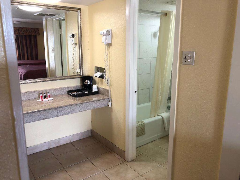 Days Inn by Wyndham Gainesville 33/49