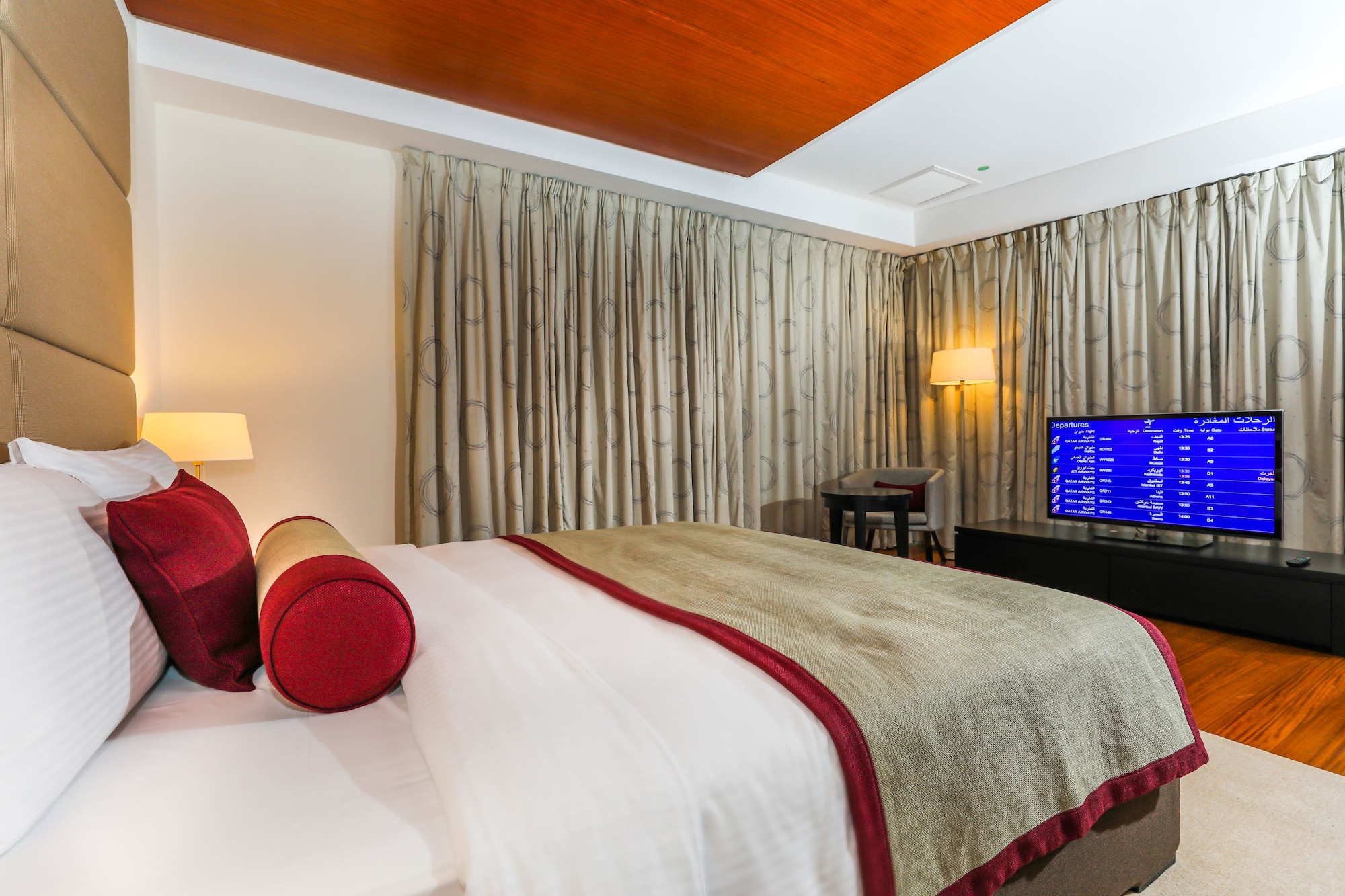 DELUXE, KING BED