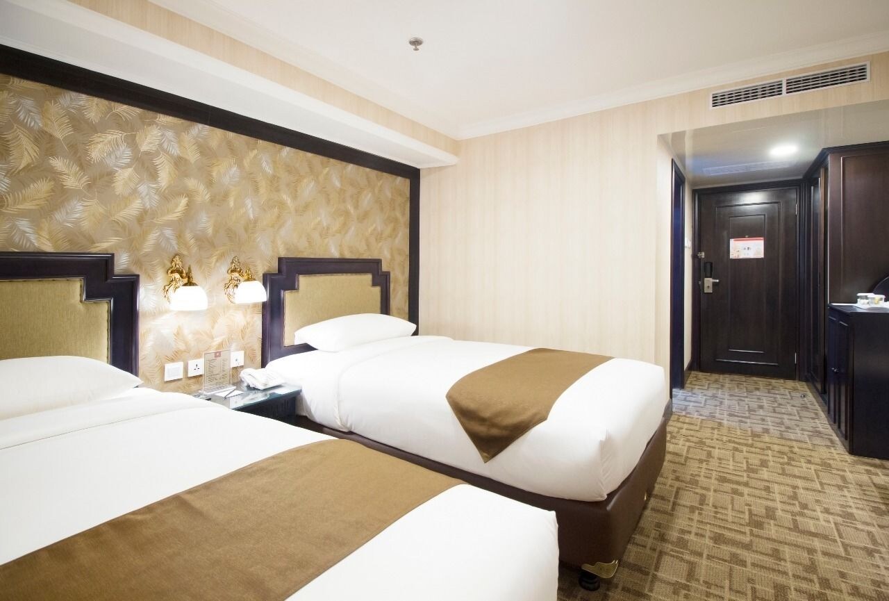 DELUXE, SUITE, DOUBLE OR TWIN BED, NO WINDOW