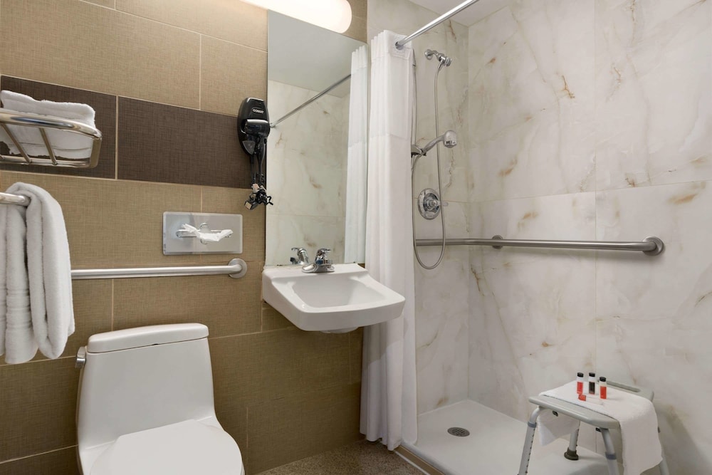 Days Inn by Wyndham Brooklyn 8/40