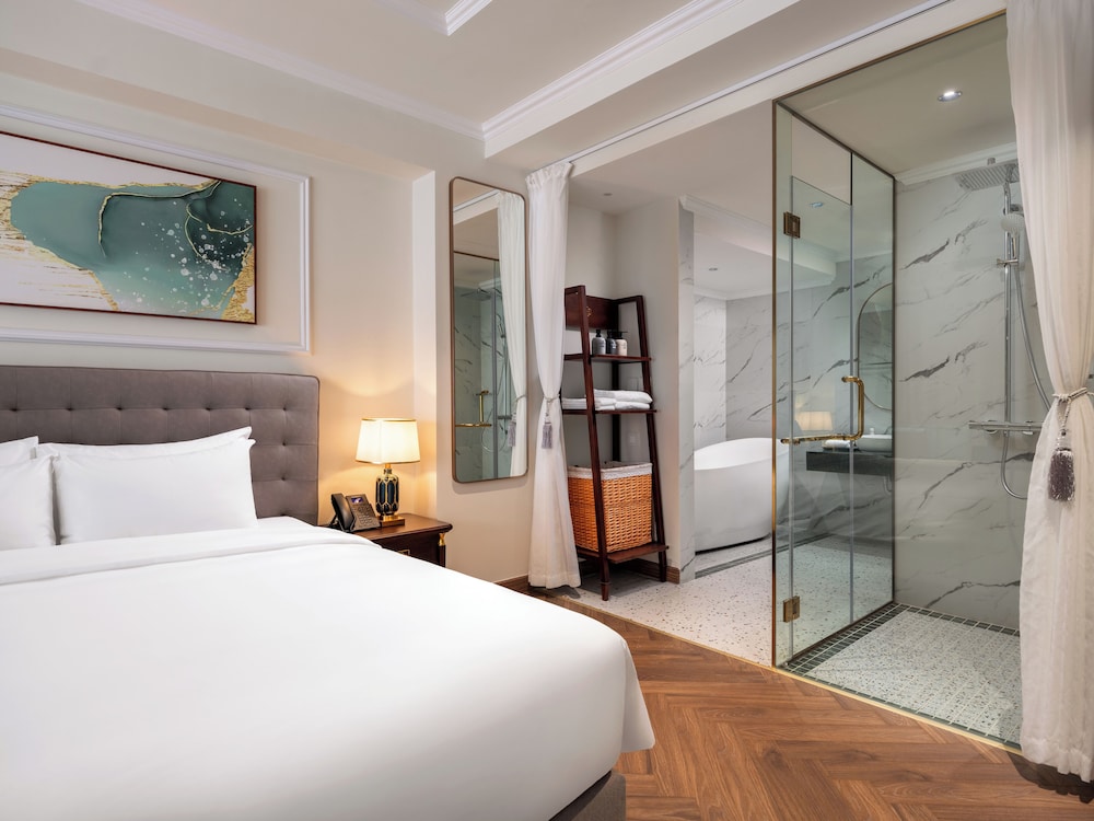 ROYAL, SUITE, CITY VIEW, BALCONY