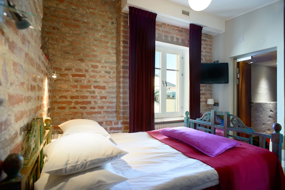 ECONOMY, QUEEN BED