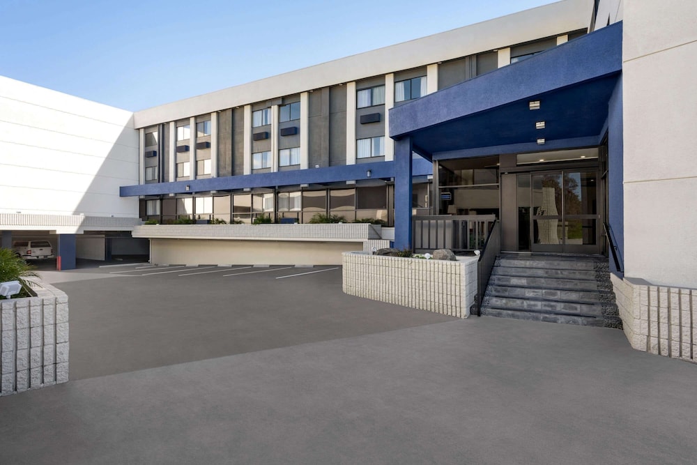 Baymont By Wyndham Monterey Park 36/45