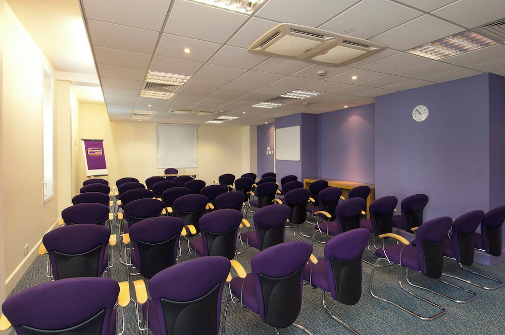 Premier Inn London Heathrow Airport T2 And T3 Bath Road 45/58