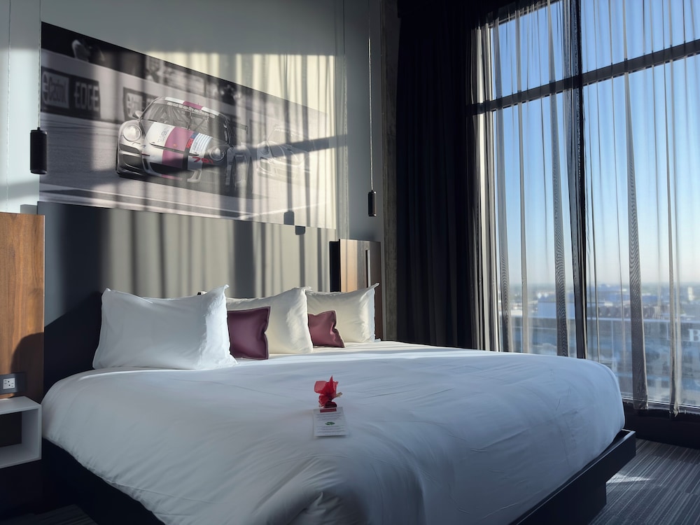 SUPERIOR, SUITE, KING BED