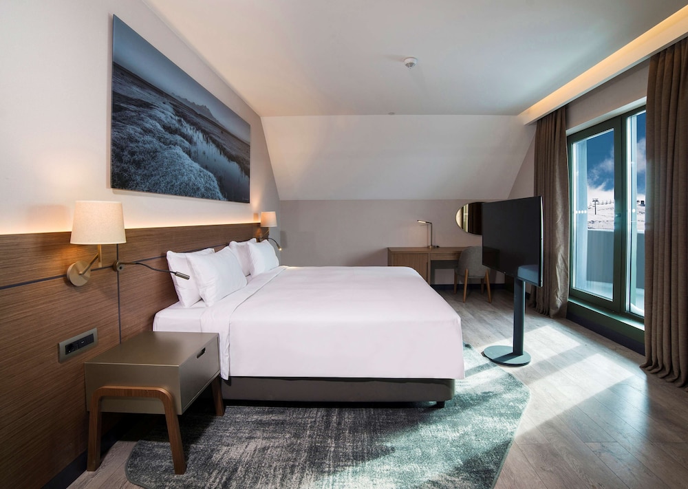 Junior Suite, King Bed, Balcony