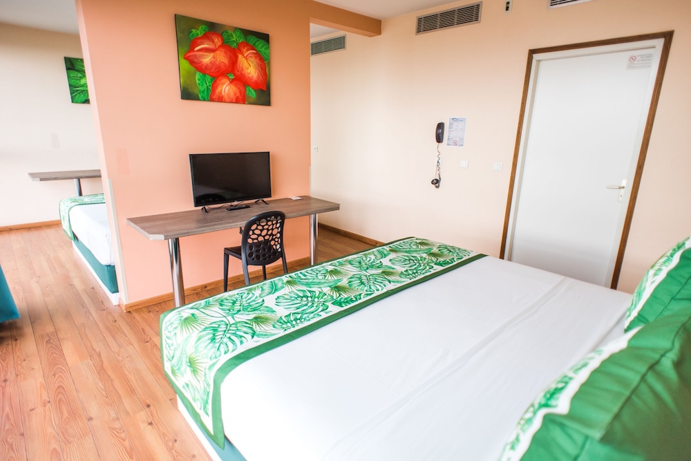 Tahiti Airport Motel 27/64