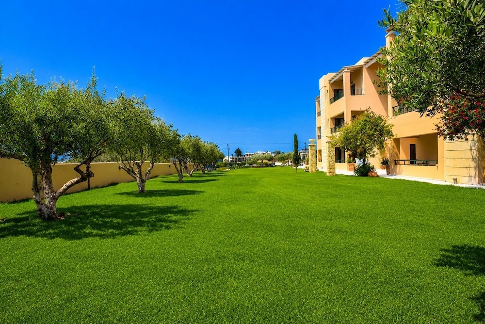 Golden Bay Apartments-Garden Haven 84/87