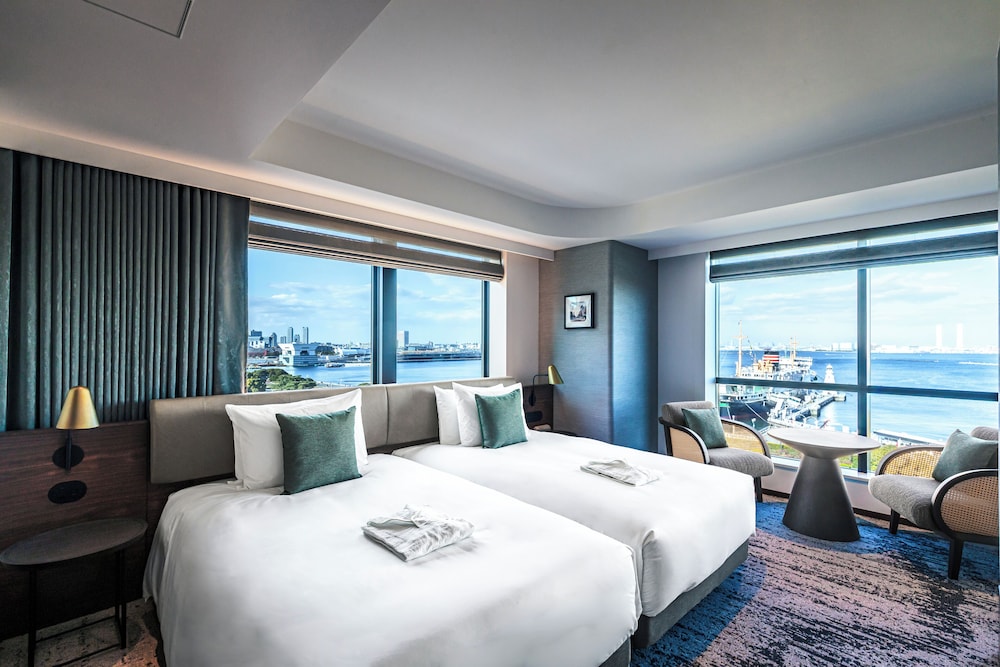 DELUXE, TWIN BEDS, HIGH FLOOR, CORNER