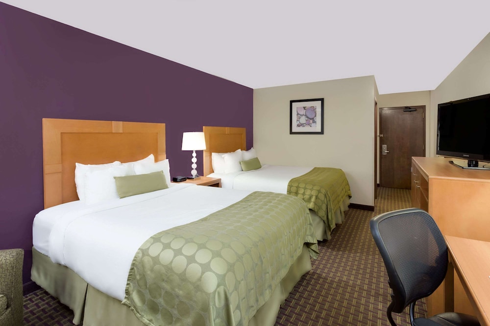 Ramada by Wyndham Marquette 24/59