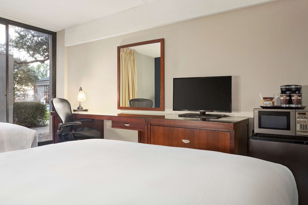DoubleTree by Hilton Hotel Dallas DFW Airport North 23/53