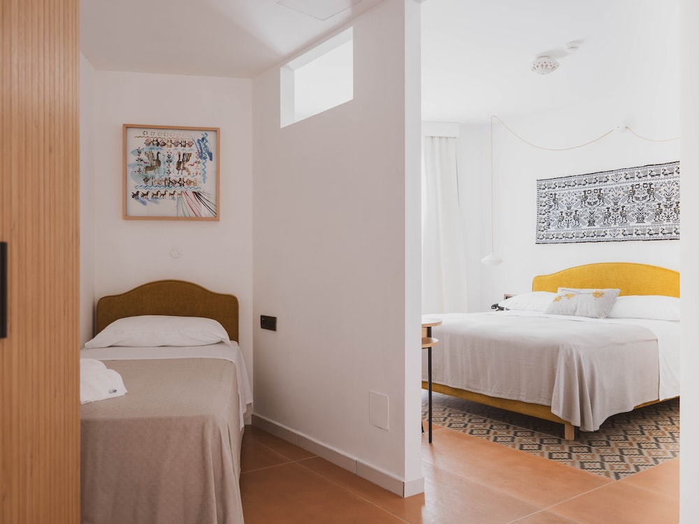 Sardart, Triple, King Bed