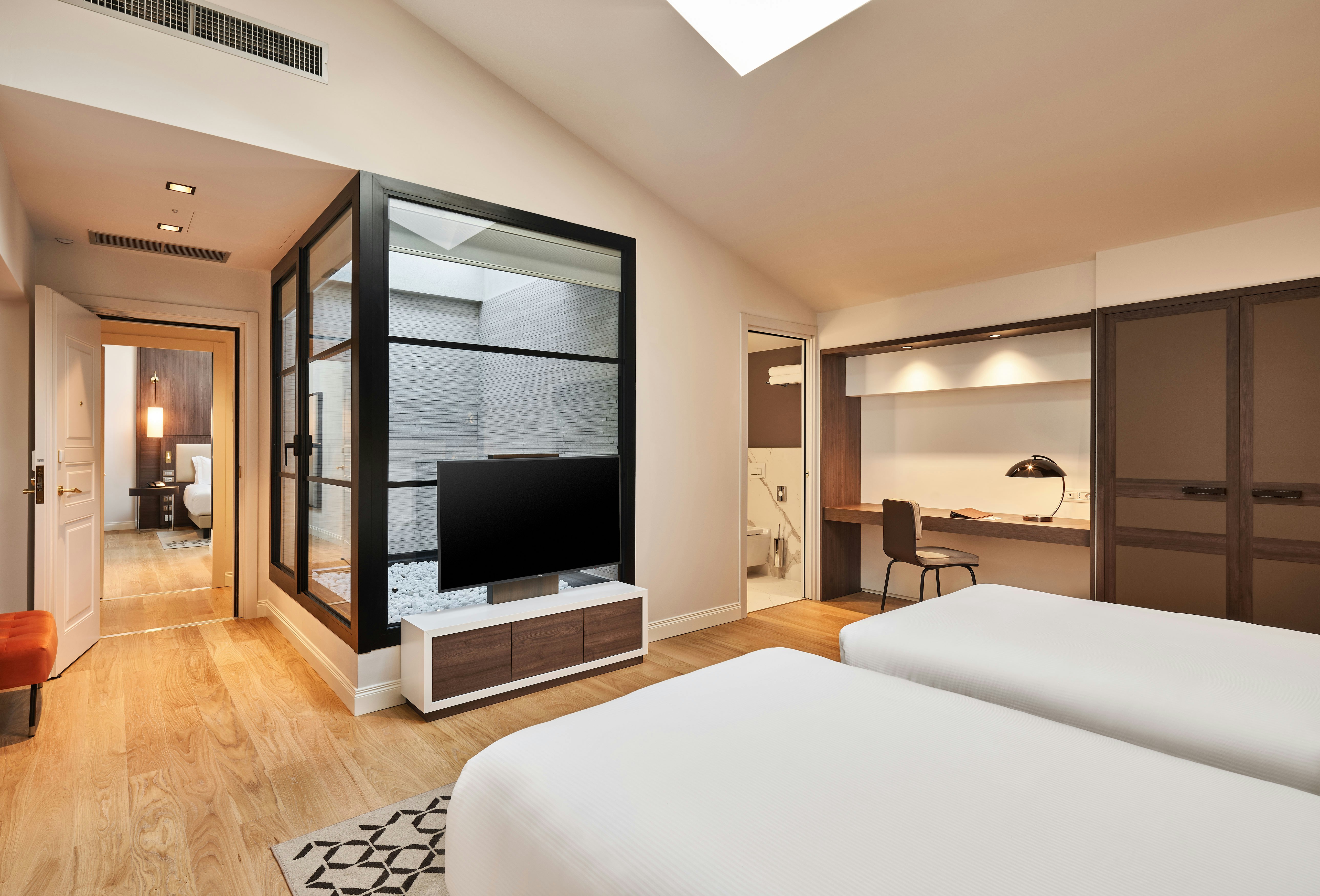 DELUXE, FAMILY, TWIN BEDS