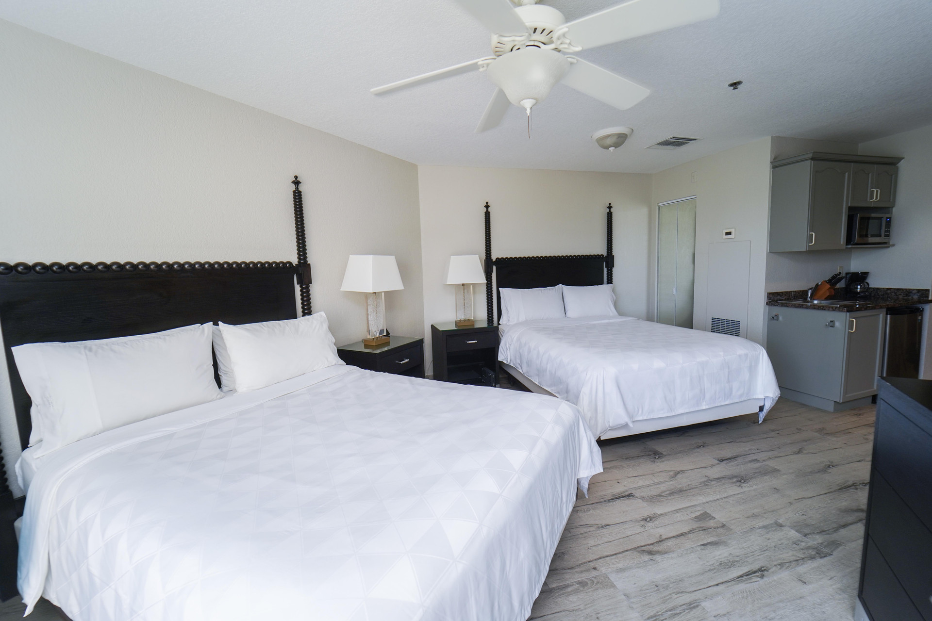 Studio, Suite, 2 Queen Beds, Island View 2/5
