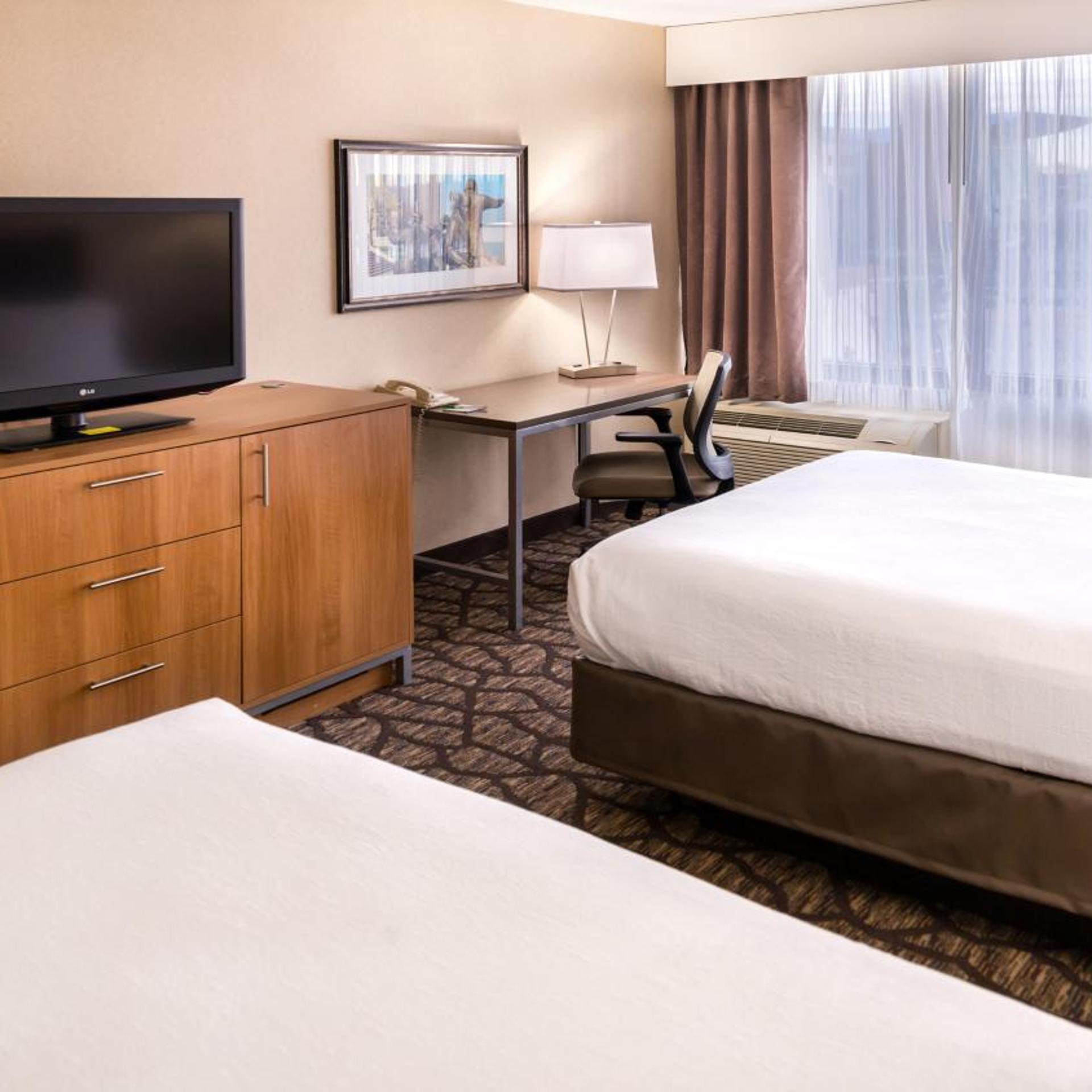 غرفة بسريرين منفصلين لذوي الإعاقة، Holiday Inn Hotel Suites Warren 5/6