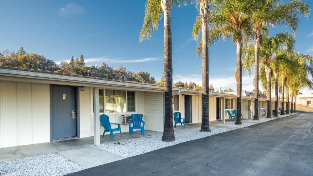 Fallbrook Country Inn 57/65