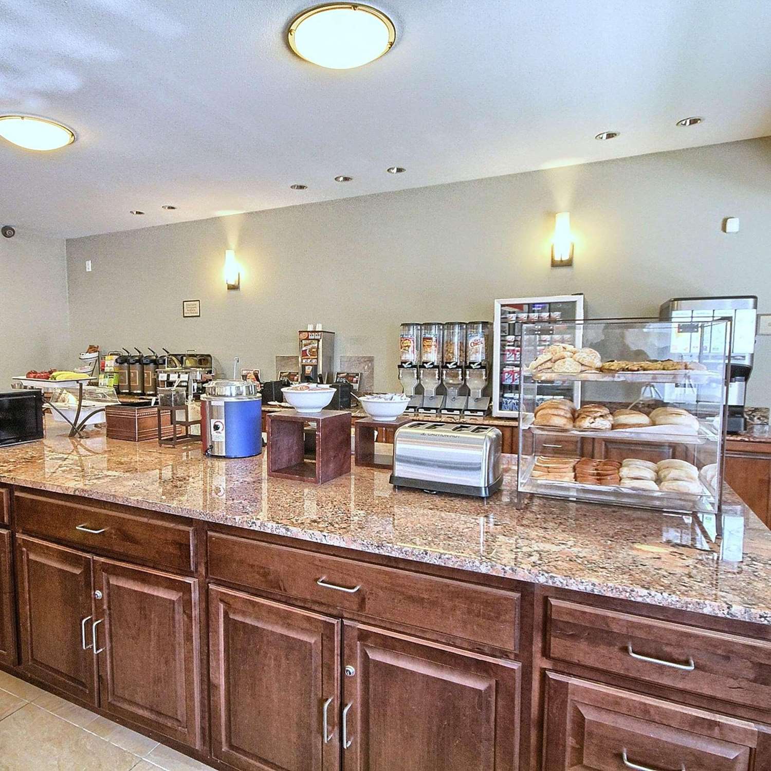 Country Inn & Suites By Radisson, Dearborn, MI 15/21