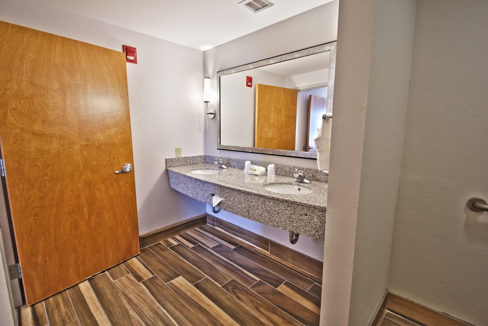 Holiday Inn Manahawkin/Long Beach Island 29/73