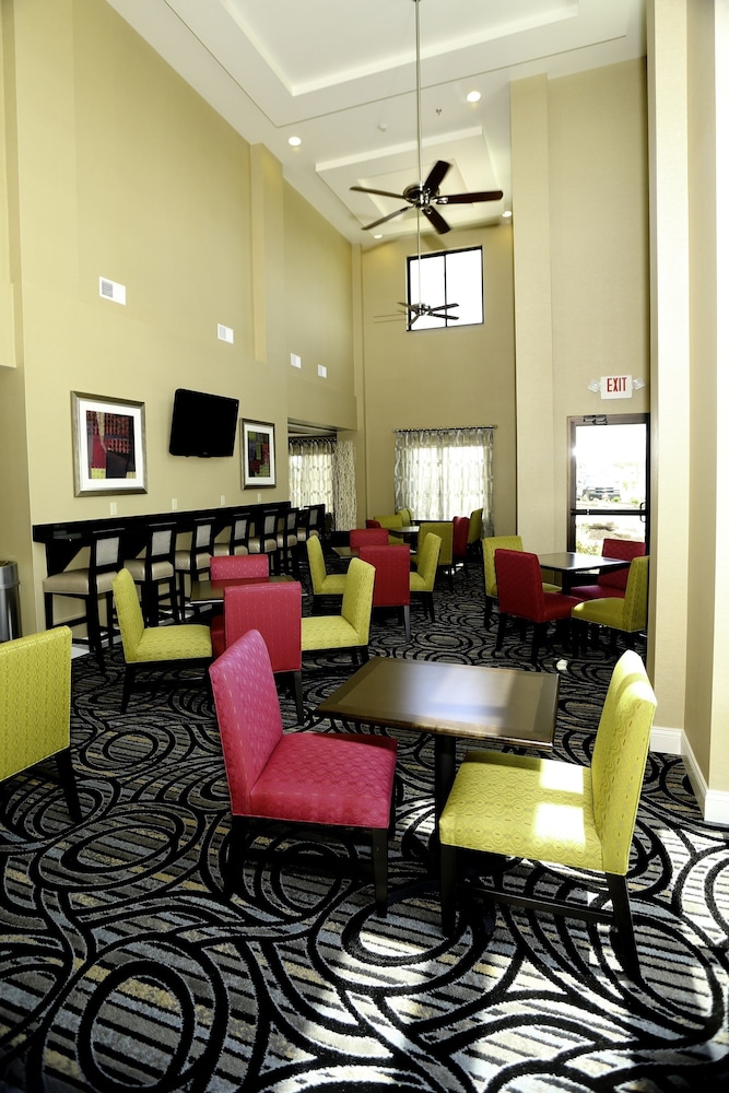 Holiday Inn Express Hotel Suites Marion Northeast 33/43
