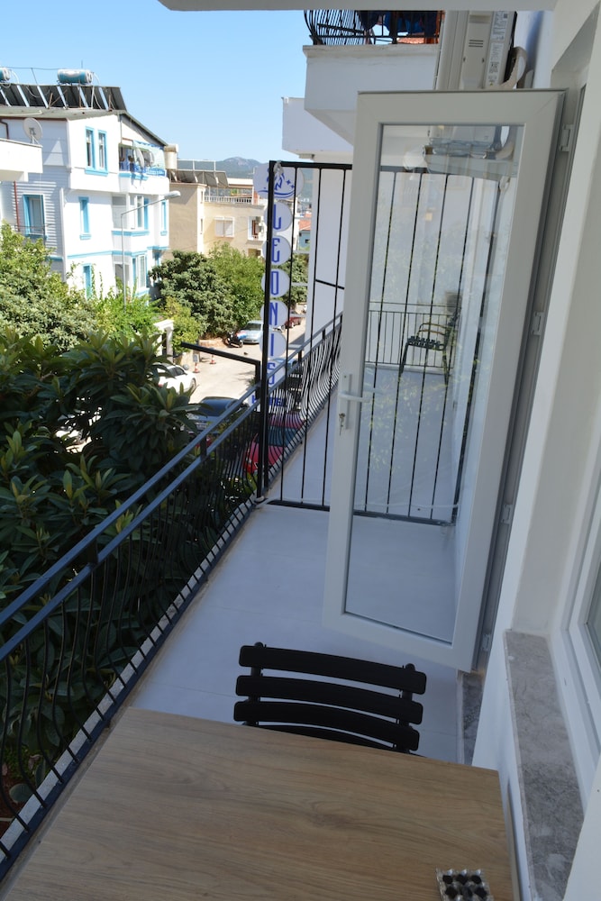 Leonis Hotel 5/50