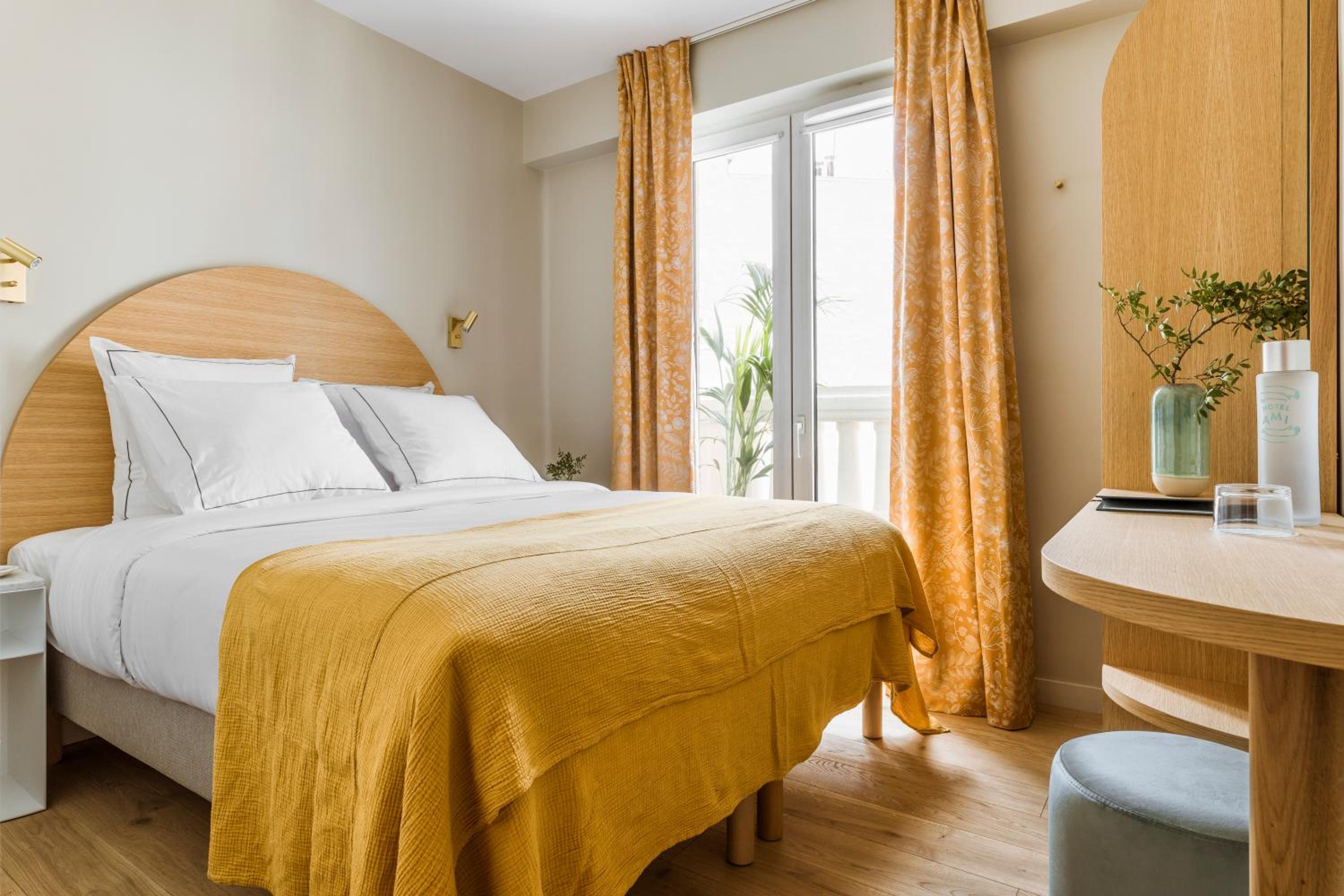غرفة قياسية بسرير مزدوج بإطلالة على البحيرة، Hotel Ami - Orso Hotels 3/9