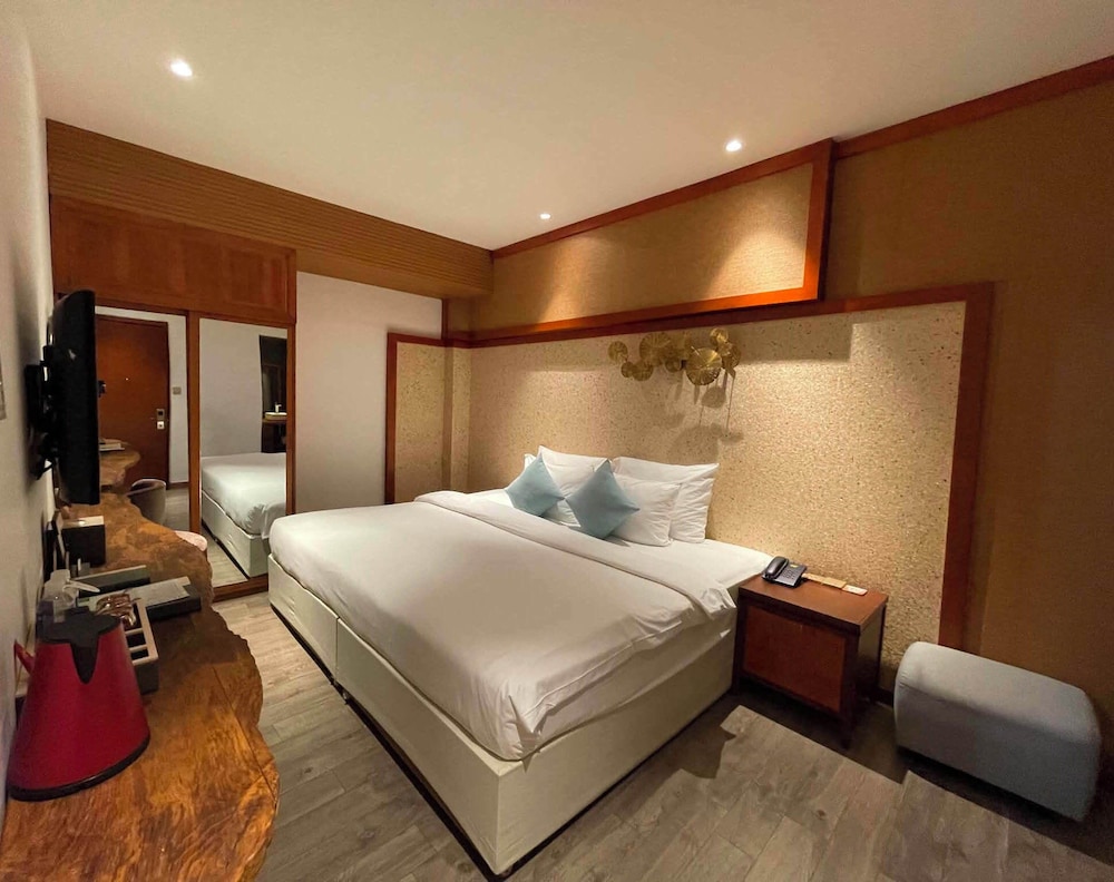 Deluxe, King Bed, No Window, A&Em Art Hotel 10/10