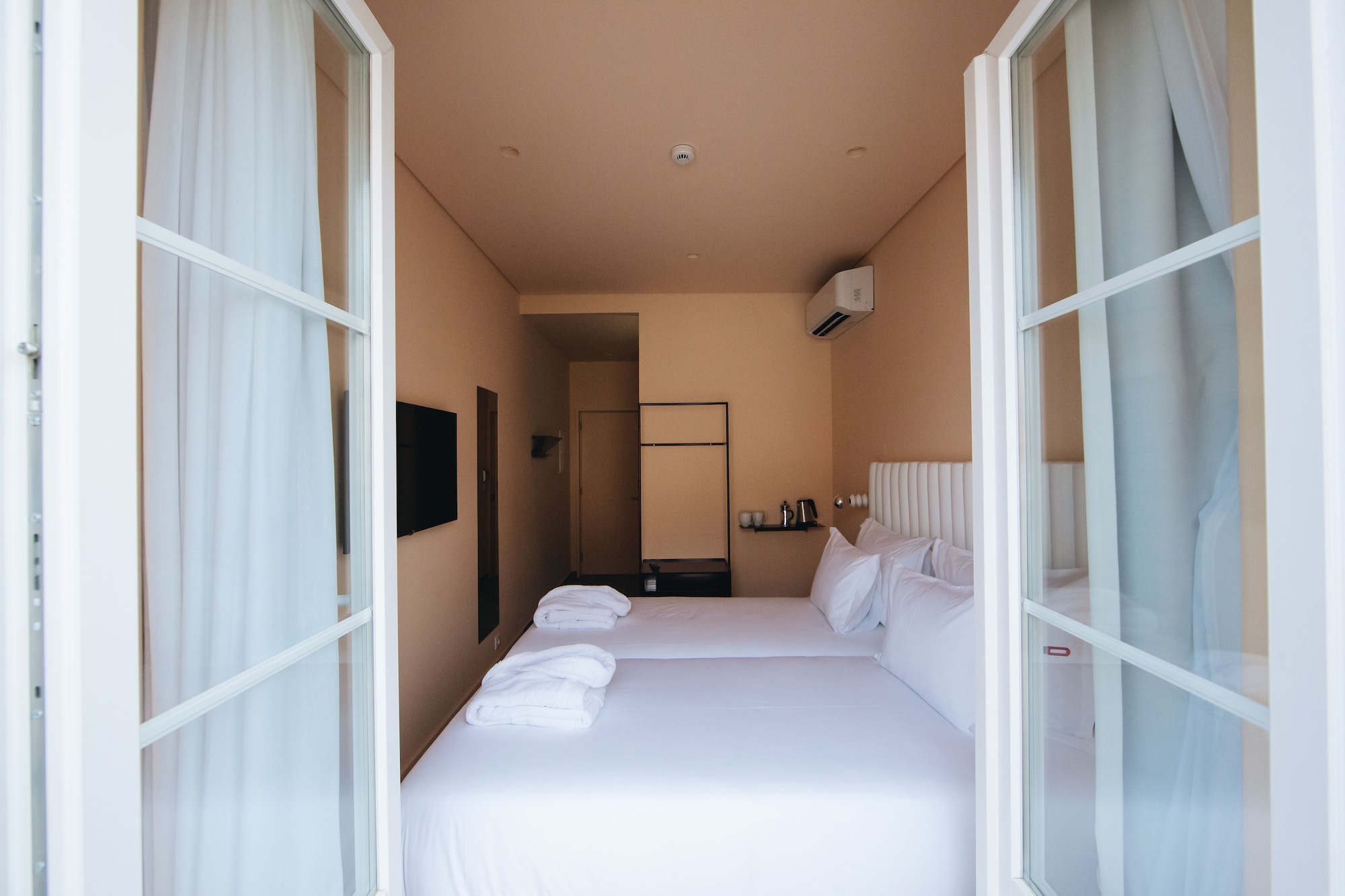 ROOM, DOUBLE OR TWIN BED
