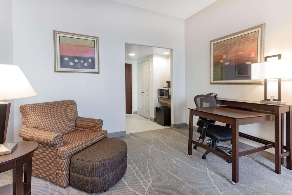 Wingate By Wyndham Tinley Park 33/48