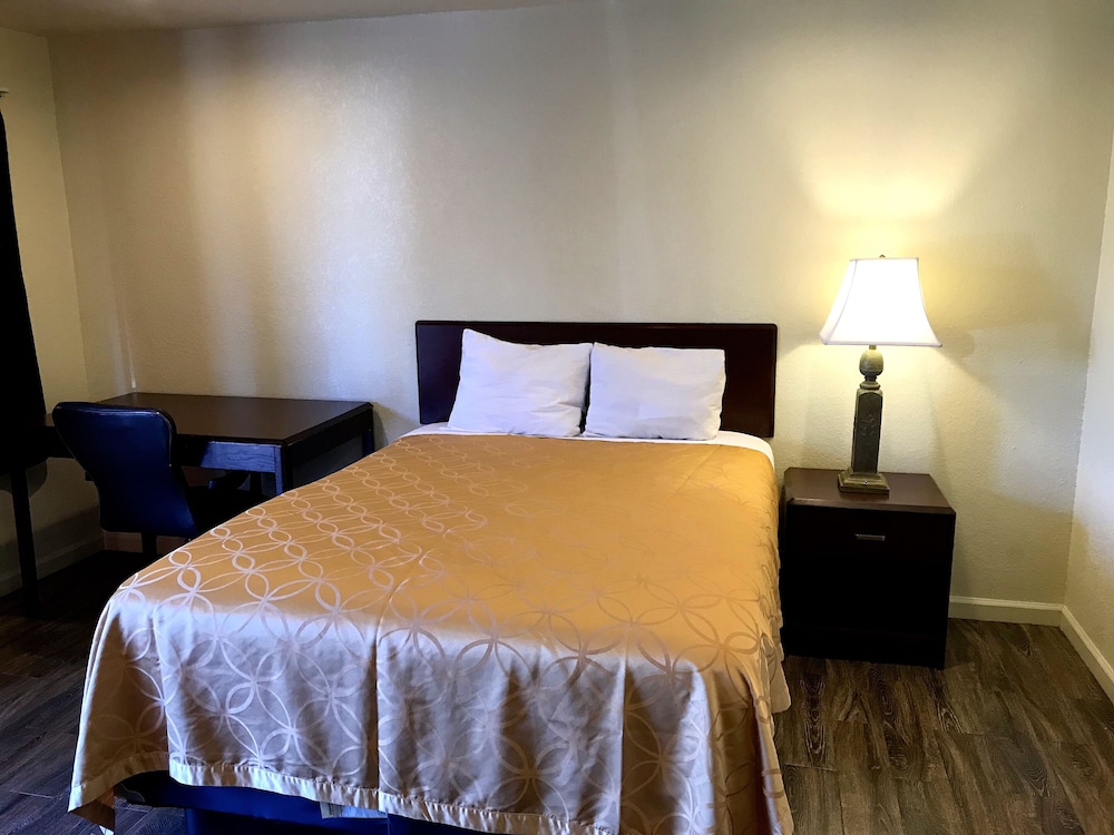 Whistling Pines Motel 13/31