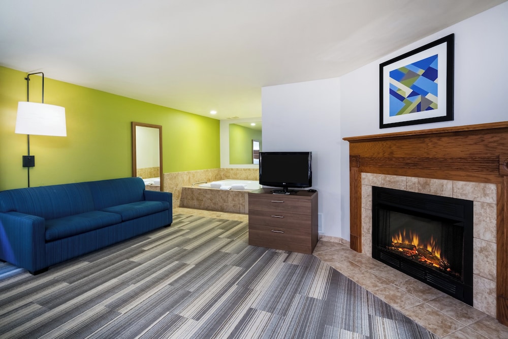 Holiday Inn Express & Suites Rocky Mount/Smith Mtn Lake 57/75