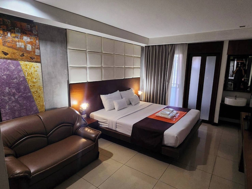Collection O The Bangkok Cha Cha Suite 25/56