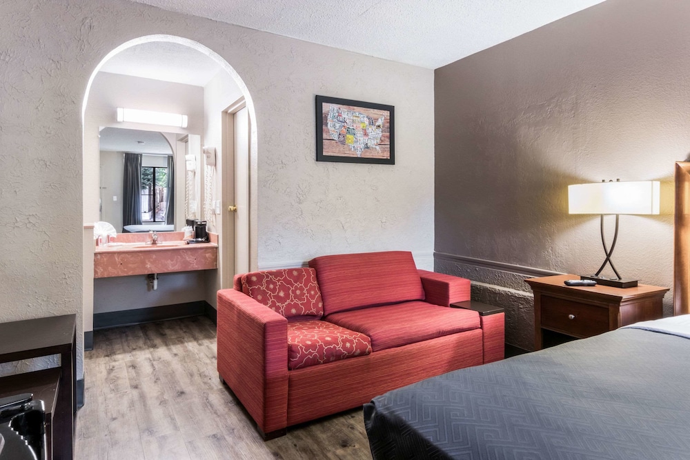 Econo Lodge Gainesville Downtown Area 27/33