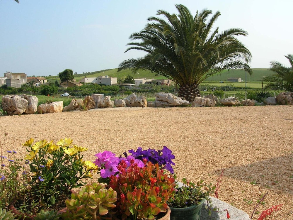 Agriturismo Baglio Donna Santa 36/48