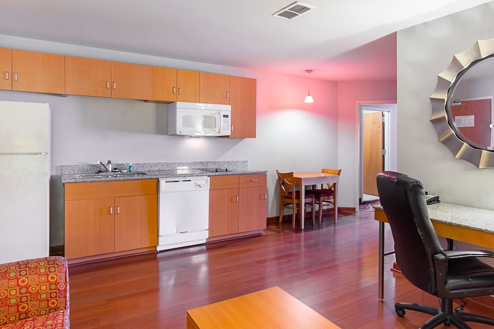 Comfort Suites At Virginia Center Commons 26/39