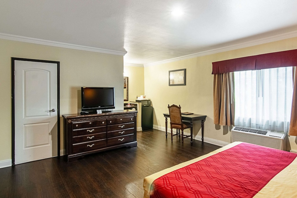 Econo Lodge Long Beach I-405 17/25