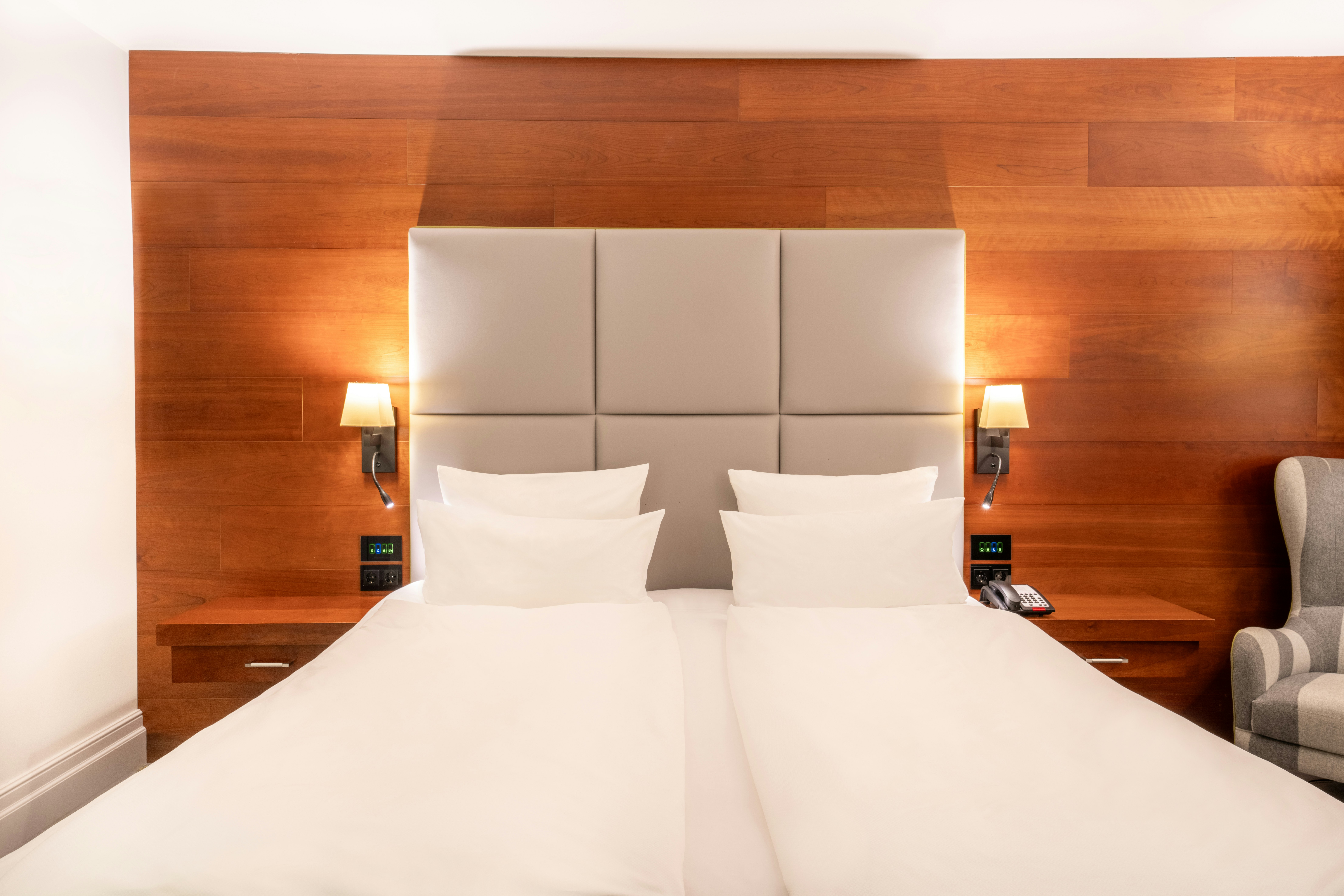 DELUXE, KING BED, LAKE VIEW