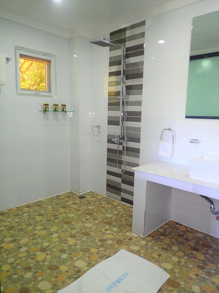 Edgewater Dive & Spa Resort 20/73
