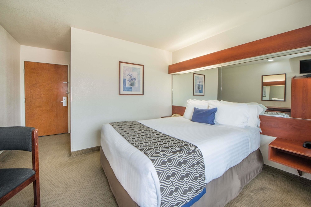 Microtel Inn & Suites by Wyndham Miami 11/24
