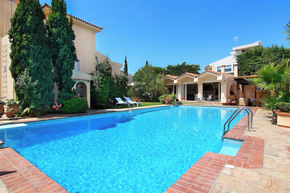 Oasis Pool House 26/50