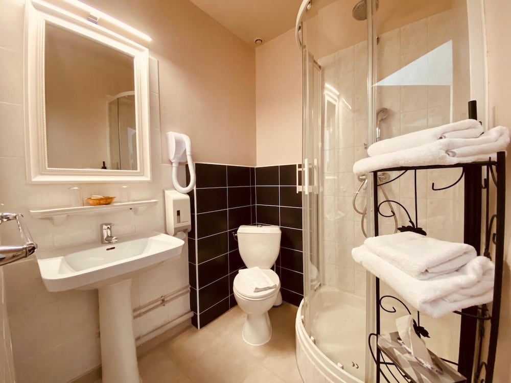 HOSTELLERIE LA CHAUMIERE 28/32