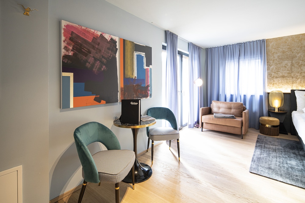 Gold, Apartment, Double Bed, B(L)Ackhome City Apartments 3/5