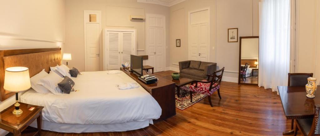 Colonial, Suite
