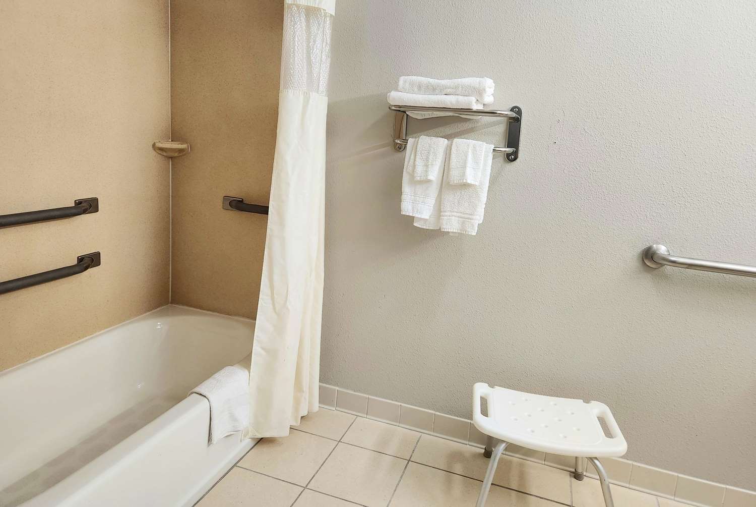 Days Inn by Wyndham LaPlace- New Orleans 31/33